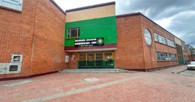 Abiertas las solicitudes de cupos escolares 2027 en Chía Fachada de colegios públicos de Chía