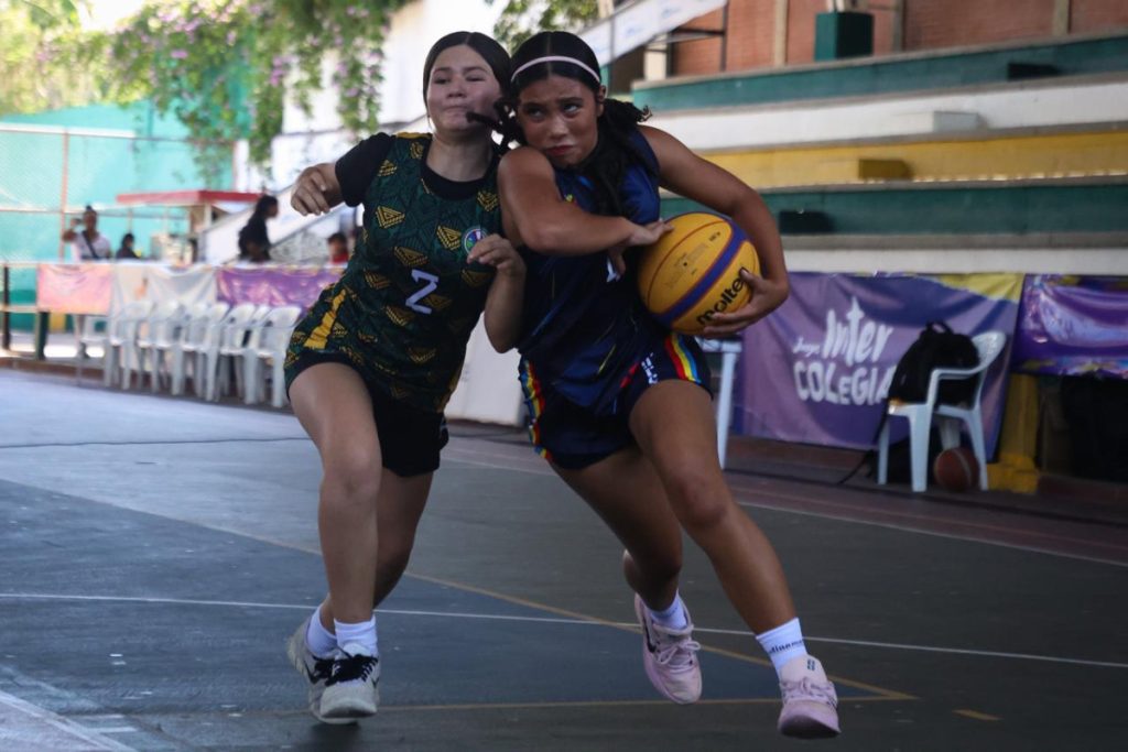 Niñas jugando baloncesto