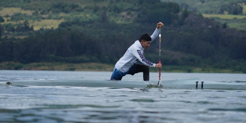 Deportistas nauticos en la laguna de Guatavita Cundinamarca