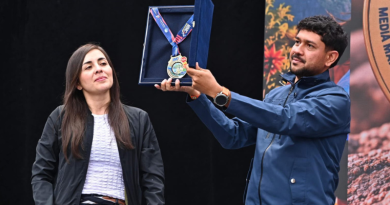 Competidores de carreras que muestran sus medallas