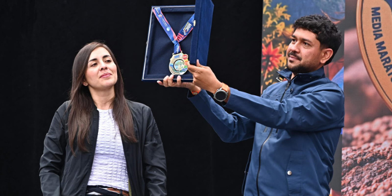 Competidores de carreras que muestran sus medallas