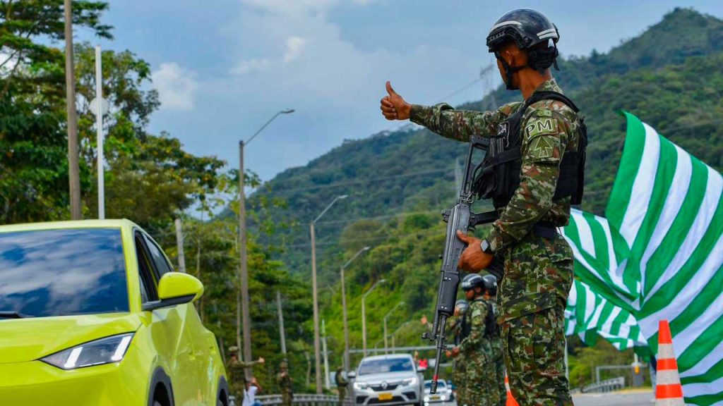 Militar con el dedo arriba en las vias de Colombia
