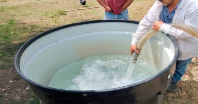 11 municipios de Cundinamarca están en alerta roja por riesgo de desabastecimiento de agua Señor recolectando agua potable