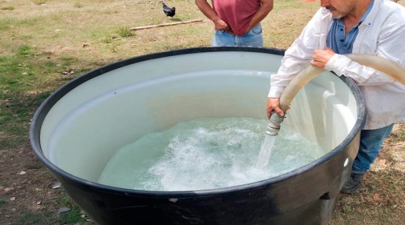 Señor recolectando agua potable