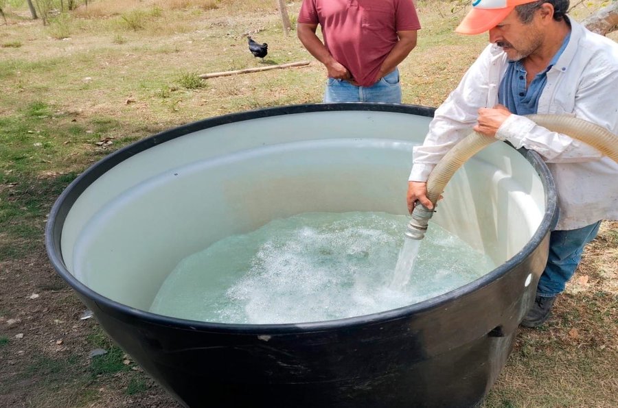 Señor recolectando agua potable