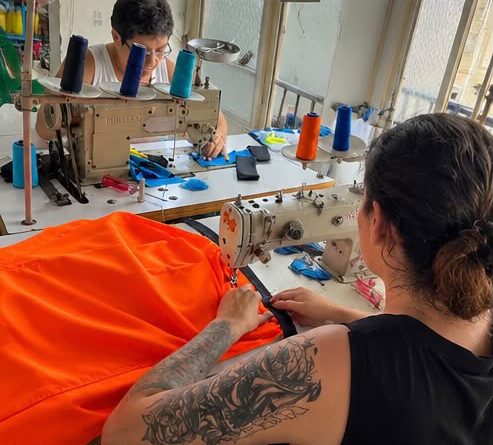 Casas Sociales de la Mujer confeccionan 164 prendas por $20,8 millones para comercio de San Victorino Mujeres cociendo ropa en las penitenciarias de Cundinamarca