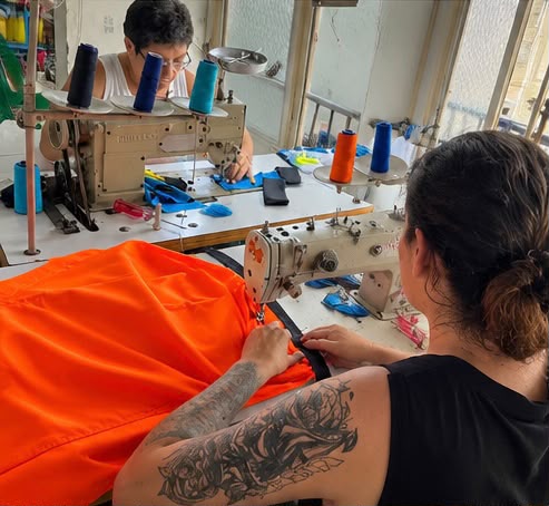 Mujeres cociendo ropa en las penitenciarias de Cundinamarca