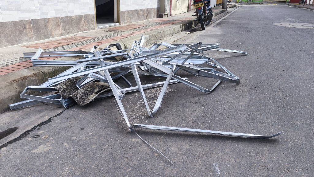 Escombros en la calle de Funza tras vendabal
