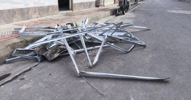 Cundinamarca apoya la recuperación de Funza tras vendaval que afectó 156 viviendas Escombros en la calle de Funza tras vendabal