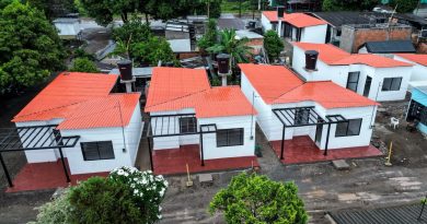 Gobernador Jorge Rey entregó 24 viviendas a familias afectadas por el sismo en Paratebueno Casas entregadas por la Gobernación en Paratebueno