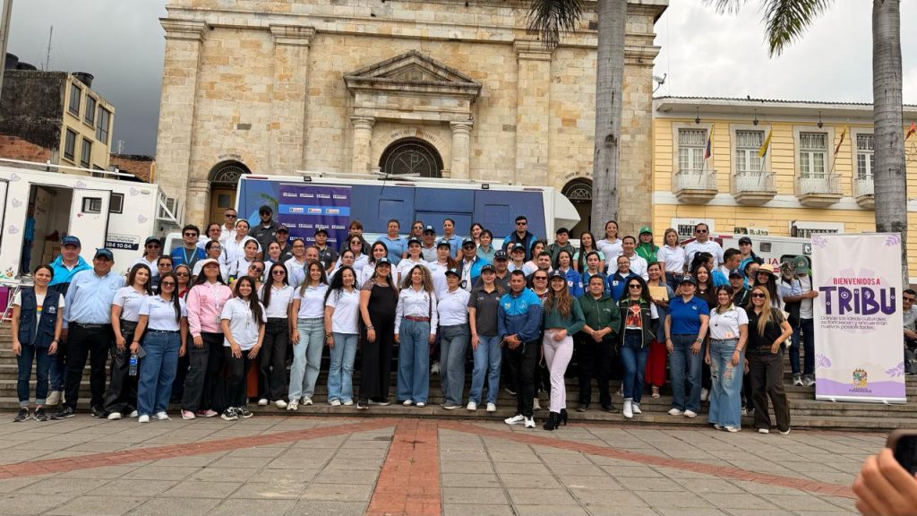 mediante la participación de asociaciones rurales en el cuidado de los predios y la infraestructura instalada.