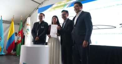 Gobernador prsentando un amega obra vial